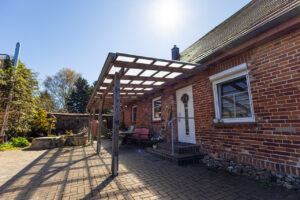Außenansicht Gartenseite, überdachte Terrasse