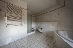 geräumiges Bad mit Bidet